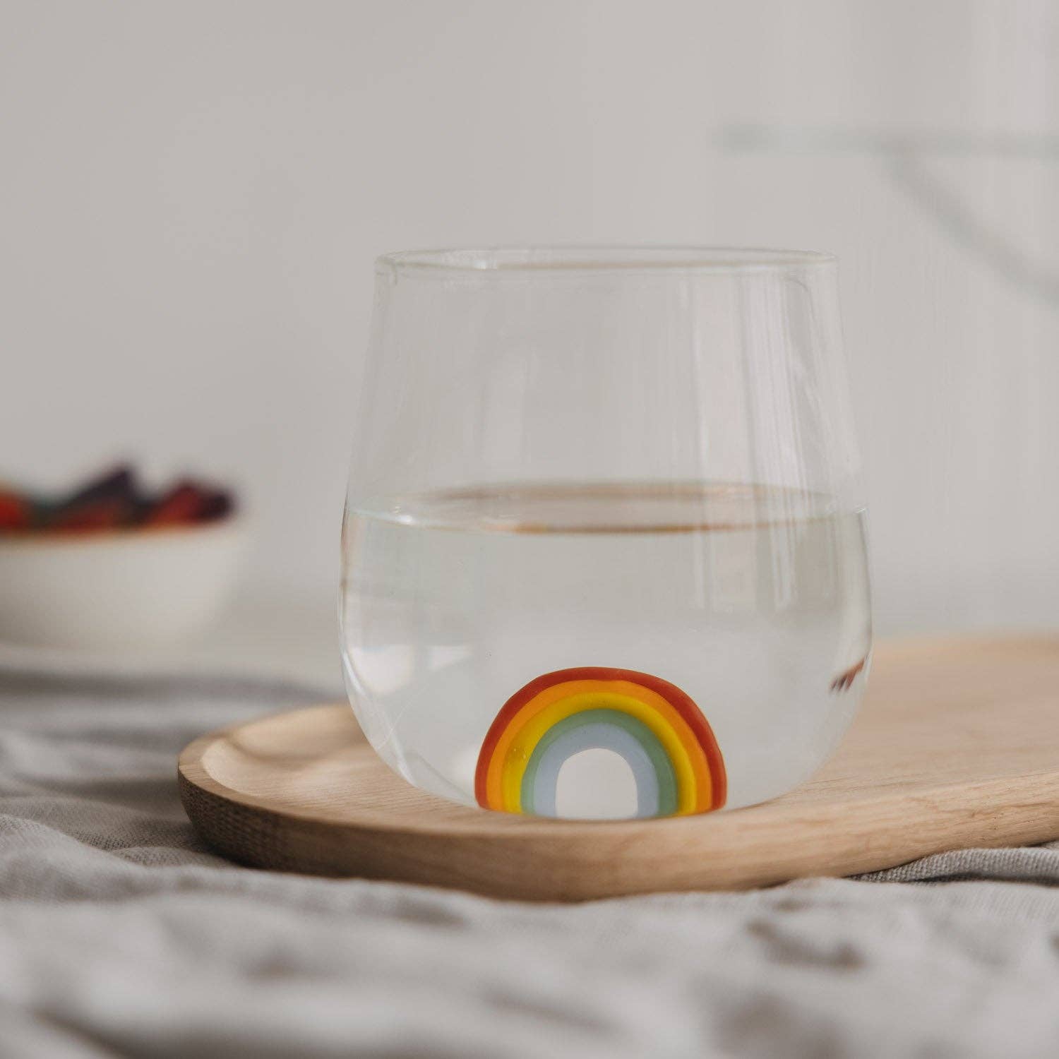 Eulenschnitt Trinkglas mit Regenbogenfigu